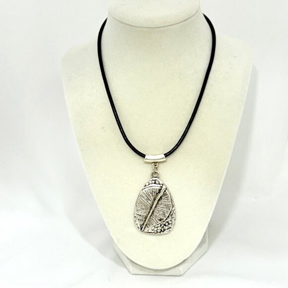 Chico's Silver Tone Leaf Pendant Necklace w/Adjustable Chain - NWT - Picture 1 of 5